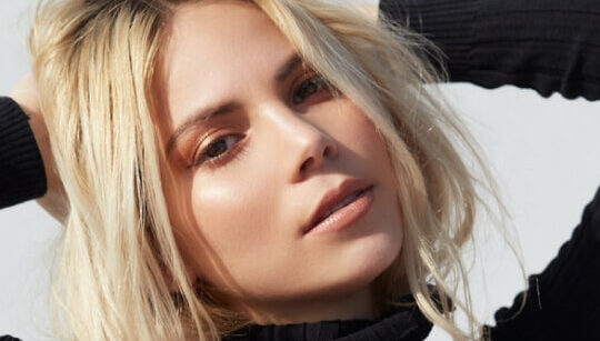 skin cleanser template about founder img bg